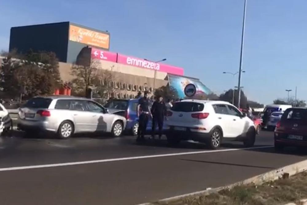 KOLAPS NA AUTO-PUTU KOD SAVA CENTRA: Lančani sudar blokirao saobraćaj, vozila mile! Povređeni majka i dvoje dece (KURIR TV)
