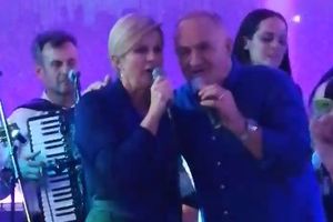 KOLINDA ODE U PEVAČICE: Predsednica Hrvatske se ponovo latila mikrofona! Evo šta je sad zapevala (VIDEO)