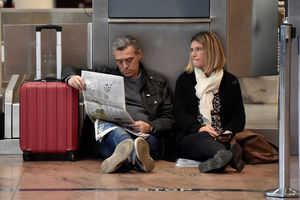 POTPUNI KOLAPS ZBOG ŠTRAJKA RADNIKA NA BRISELSKOM AERODROMU: 70.000 putnika u haosu, otkazano stotinu letova! (FOTO)