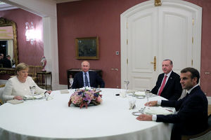 PUTIN DONEO POSLUŽENJE: Evo čime je ruski predsednik obradovao Merkelovu, Erdogana i Makrona (FOTO)
