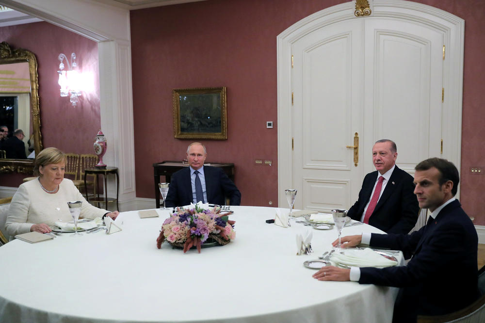 PUTIN DONEO POSLUŽENJE: Evo čime je ruski predsednik obradovao Merkelovu, Erdogana i Makrona (FOTO)