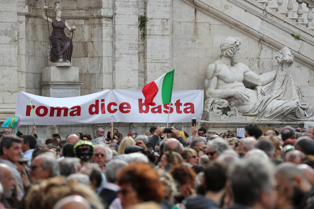 RIM KAŽE DOSTA: Italijani protestuju zbog smeća na ulicama, besni na gradonačelnicu! (FOTO, VIDEO)