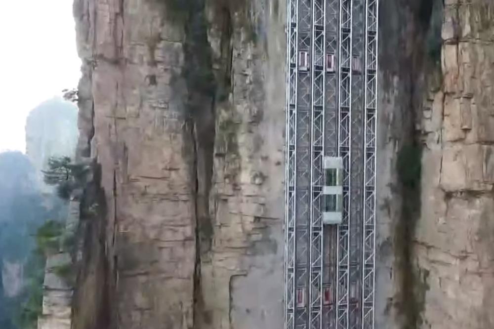 DA LI BISTE SE USUDILI DA SE PROVOZATE OVIM LIFTOM: Zidovi su mu stakleni, a penje se do 325 metara visine! (VIDEO)