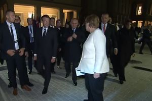 MERKELOVA KOMENTARISALA PUTINOV KAPUT: Ruski predsednik joj kratko odgovorio, ali su se tviteraši naljutili! (VIDEO)