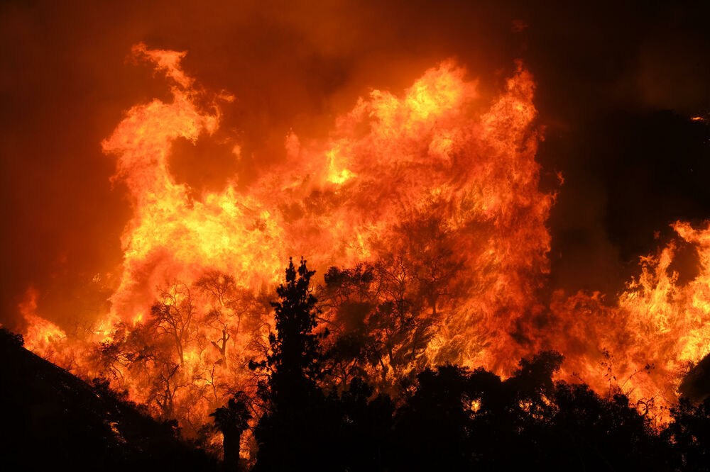 POŽAR BUKTI NA SUVOJ PLANINI: Vatra preti velikoj bukovoj šumi, vatrogasci se bore sa stihijom da zaštite sela