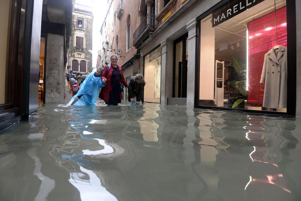 <p>Nivo vode u Veneciji danas je iznosio 149 santimetara iznad uobiÄajenog nivoa mora, te je poplavljeno 70 odsto ulica i trgova tog grada na vodi, saopÅ¡tile su gradske vlasti.</p>