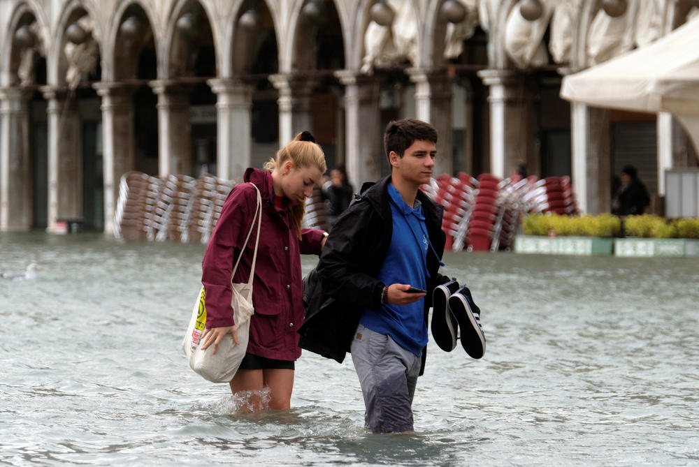 <p>Nivo vode u Veneciji danas je iznosio 149 santimetara iznad uobiÄajenog nivoa mora, te je poplavljeno 70 odsto ulica i trgova tog grada na vodi, saopÅ¡tile su gradske vlasti.</p>