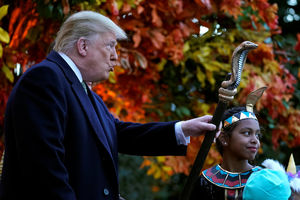 SABLASNO U BELOJ KUĆI: Tramp i Melanija proslavili Noć veštica! Ovako je predsednik SAD pozirao sa maskiranom decom! (FOTO)