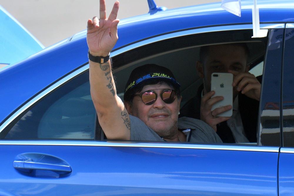ŠOK! FUDBALSKI SVET ZABRINUT ZA LEGENDU: Maradona hitno prebačen u bolnicu!