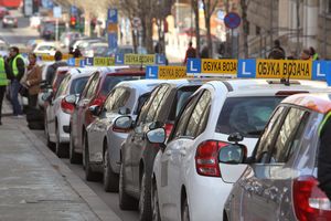 LISTE ČEKANJA I ZA VOZAČKI ISPIT?! I po mesec i po, polažite što pre! Obuka paprena a tek će biti! Auto-škole traže OVU CENU