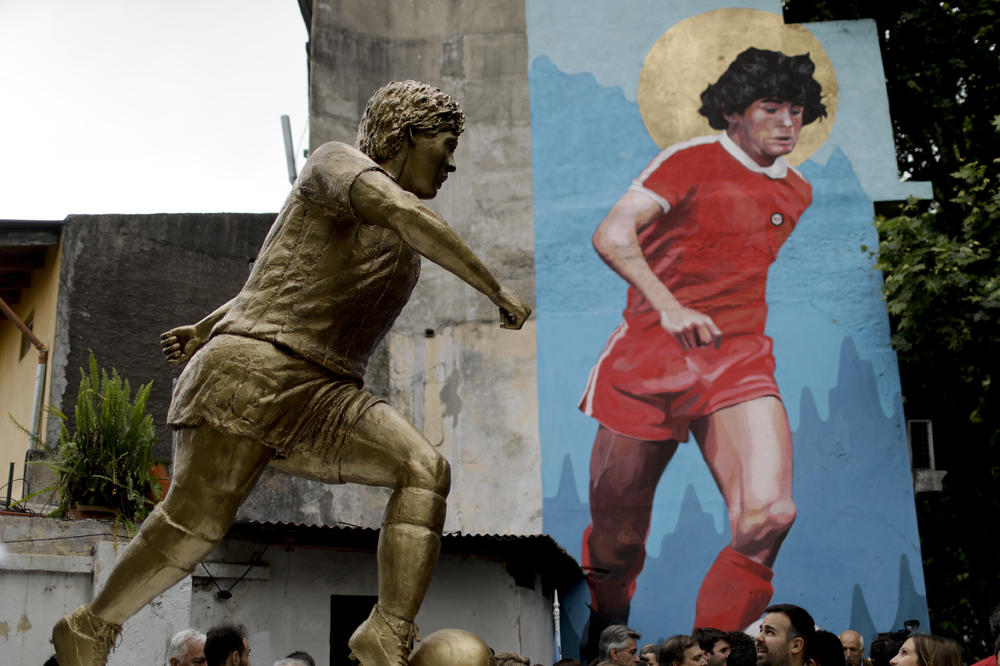VELIKA ČAST: Maradona za rođendan dobio statuu u Buenos Ajresu