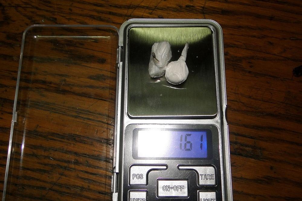 UHAPŠEN BEOGRAĐANIN ZBOG DROGE: Policija mu u stanu pronašla 180 grama kokaina, digitalnu vagicu i novac