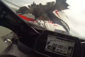 ZAMALO DA POGINU ZBOG PTICE: Bizaran sudar moto-trkača pri brzini od 170 km/h! (VIDEO)