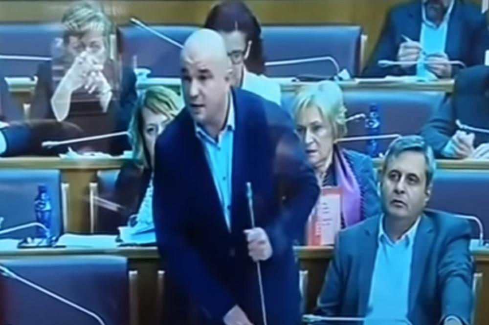 NEMOJ DA TI DOĐEM TU I IŠČUPAM TAJ MIKROFON ZAJEDNO SA TOBOM: Novi incident u crnogorskom parlamentu (VIDEO)