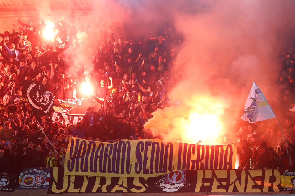 TRAGEDIJA U ISTANBULU: Na stadionu Galatasaraja preminuo navijač Fenerbahčea! Najveći derbi Turske bez pobednika