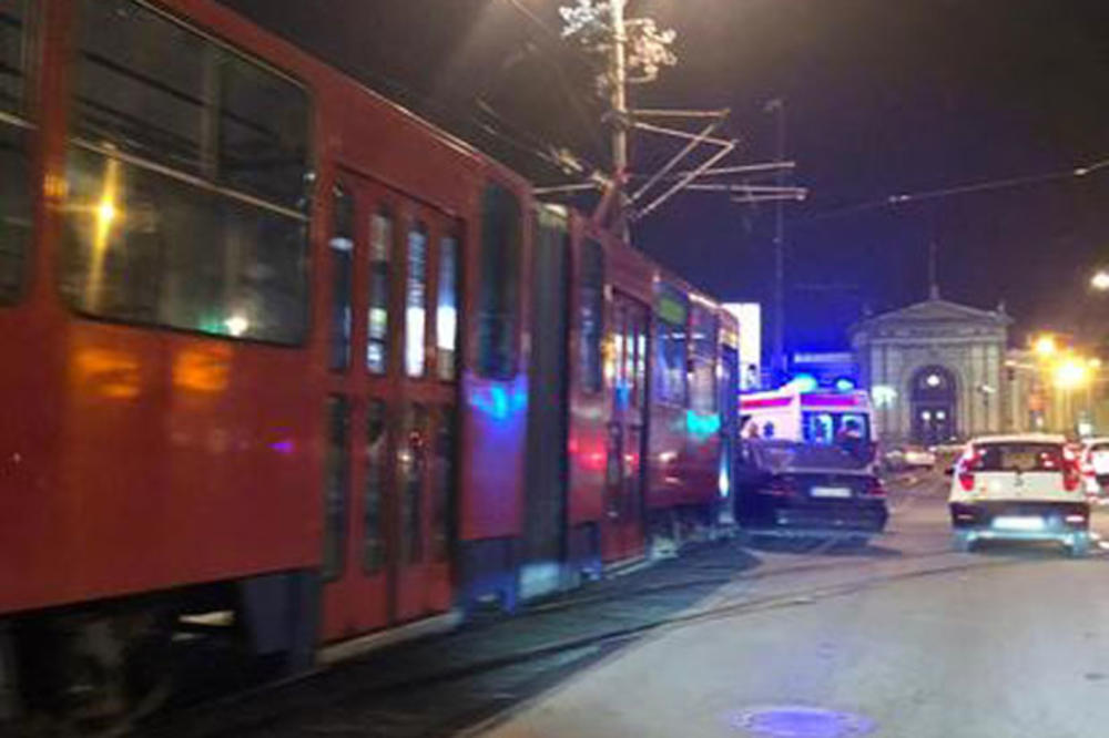 KARAMBOL U CENTRU BEOGRADA: Sudarili se tramvaj i automobil, dvoje zbrinuto na licu mesta