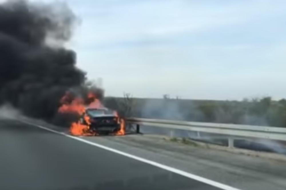 DRAMA NA AUTO-PUTU KOD ŠIMANOVACA: Vatra progutala automobil!
