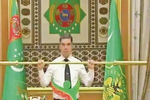 PREDSEDNIK TURKMENISTANA U AKCIJI: Zlatnom šipkom pumpa mišiće, ali reakcija ministara je hit! (VIDEO)