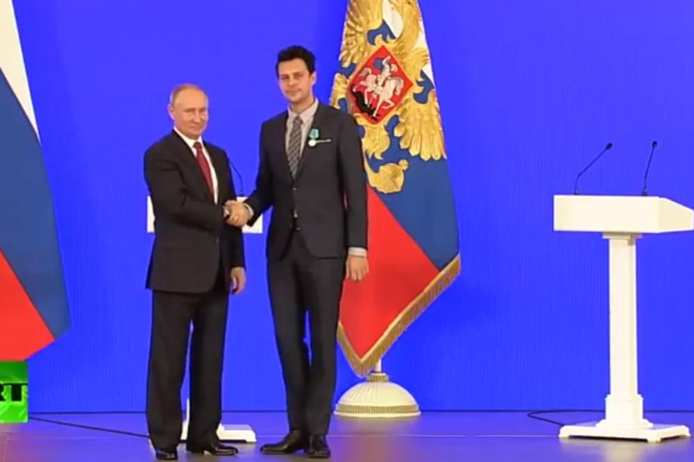 VELIKA NAGRADA ZA NAŠEG GLUMCA: Vladimir Putin odlikovao Miloša Bikovića! (VIDEO)