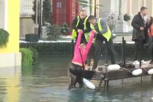 MIKI DRŽAO MILJANU DA NE PANIČI: Marija Kulić upala u jezero, obezbeđenje je izvlačilo, a njena ćerka ZAPOMAGALA! (VIDEO)