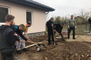 SOLIDARNOST SRBI: Članovi Srpske desnice pomogli domaćinima na Kosmaju i poručili da samo sloga Srbina spasava