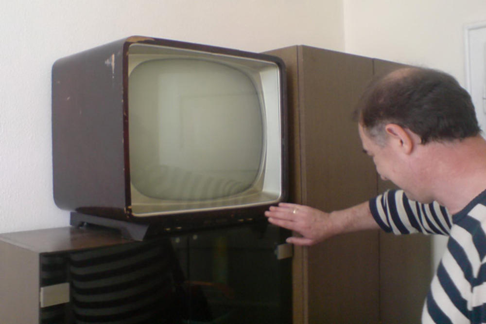 ZA SVE JUGONOSTALGIČARE: Pogledajte kako izgleda prvi domaći televizor! I DALJE RADI! (FOTO)