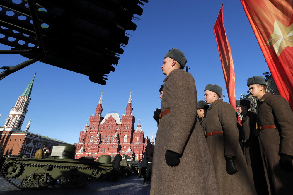 VOJNA PARADA U MOSKVI: Marš na Crvenom trgu u čast istorijskog 7. novembra (VIDEO)