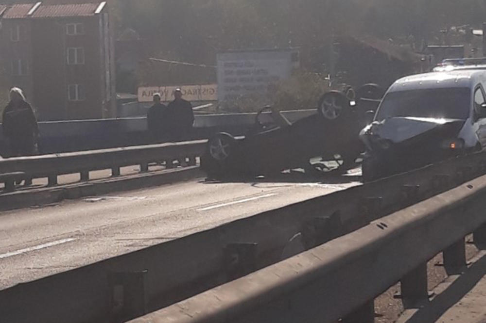 KARAMBOL USRED BELA DANA: Stravičan prizor na Plavom mostu, automobil završio na krovu! Ima i povređenih! (FOTO)