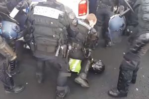 INCIDENT NA PROTESTIMA U FRANCUSKOJ: Kad je video da ga snima, specijalac napao novinara i brutalno ga oborio na zemlju (VIDEO)
