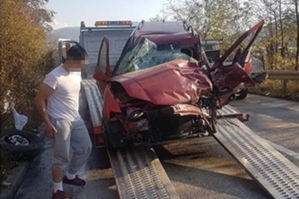 STRAVIČAN UDES U PRIJEPOLJU: Sudar kombija i automobila, vatrogasci sekli smrskano vozilo kako bi izvukli povređene! (FOTO)