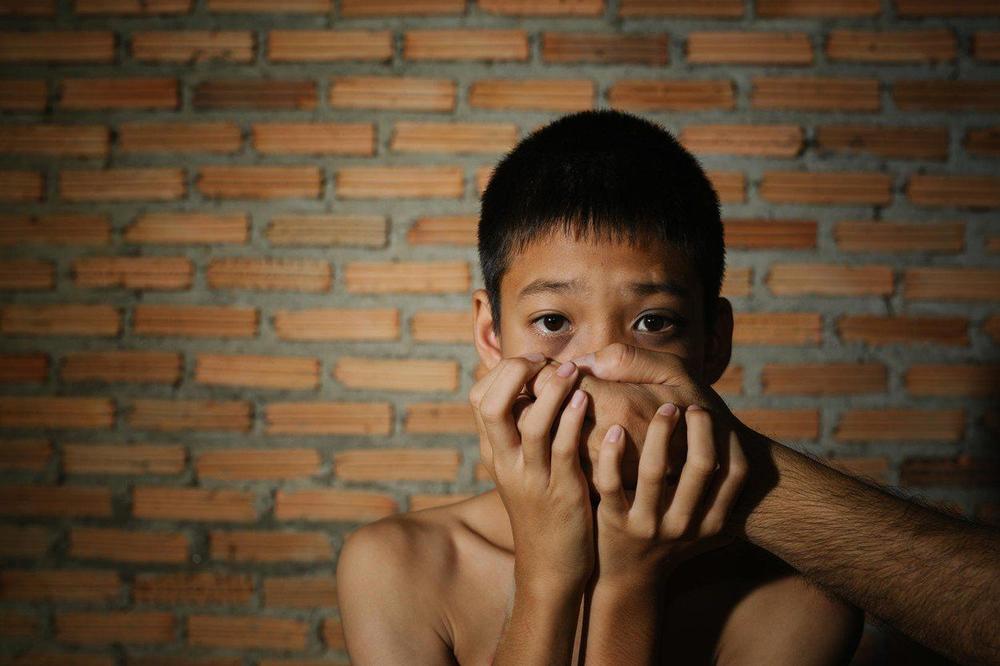 STRAHOVITO! VOJNIK ZARAŽEN HIVOM SILOVAO 75 DEČAKA: Mamio ih preko interneta, pa ucenjivao i zlostavljao! PANIKA na Tajlandu!