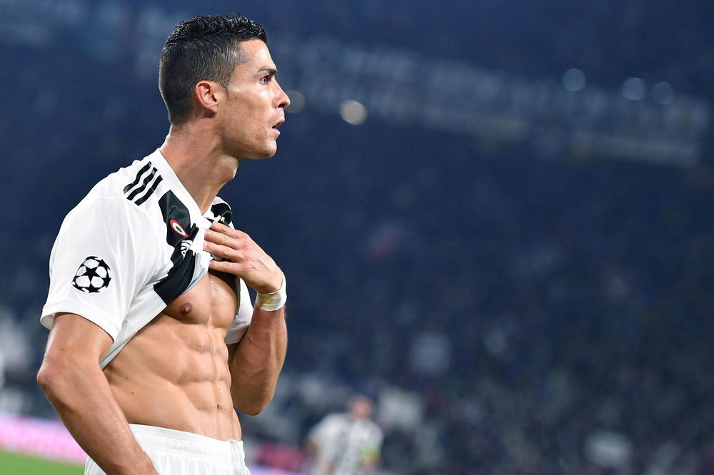 KRISTIJANO JE OPTEREĆEN SVOJIM MIŠIĆIMA: Pogledajte slavlje fudbalera Juventusa u Milanu! I šta prvo primetite? Ronaldov biceps, naravno (FOTO)