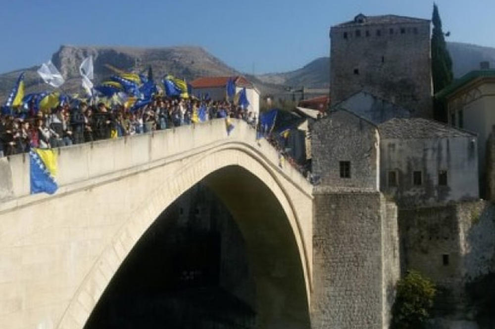 TAČNO U 10.16 SATI: Uz zvuk sirene i skokom bez aplauza, obeleženo 25 godina od rušenja Starog mosta u Mostaru