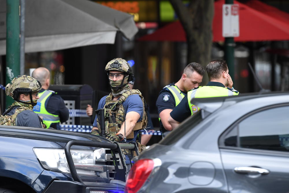 DRAMA U AUSTRALIJI: Naoružani čovek trčao centrom Sidneja! Policiji vikao da pucaju u njega! (FOTO)