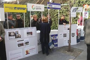 AKCIJA NA TRGU SOJE JOVANOVIĆ: Nova stranka, DS i  Pokret centra podsećaju na obećanje rekonstrukcije Kalenić pijace (FOTO)