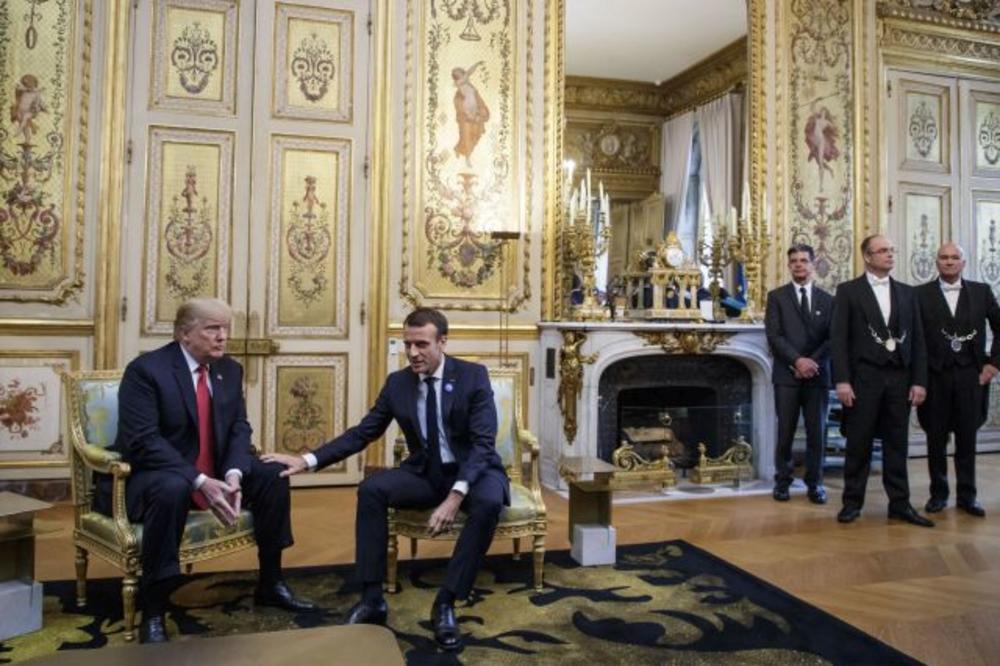 TRAMP BRUTALNO OHLADIO MAKRONA: Francuski predsednik ga dodirnuo po kolenu, ali ni to nije pomoglo (VIDEO)