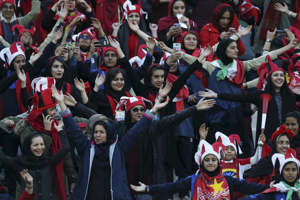 ŽENE U IRANU GLEDALE FUDBAL POSLE 37 GODINA: Kašima osvojio azijsku Ligu šampiona, Iranke preplavile stadion (VIDEO)