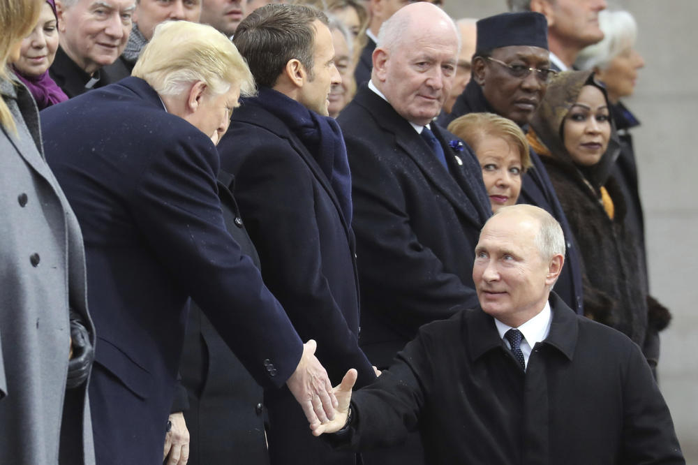 PUTIN I TRAMP SU SE SRDAČNO POZDRAVILI U PARIZU, A JEDAN DETALJ JE SVIMA PROMAKAO: Evo šta je ruski predsednik pokazao kolegi iz Amerike posle rukovanja (FOTO, VIDEO)