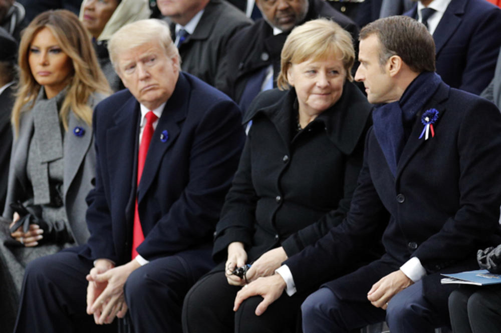 MAKRONOVA DIPLOMATIJA DODIRIMA: Francuski predsednik prvo ispipao kolena Trampu, pa prešao na Merkelovu! Evo kako je ona reagovala! (FOTO)