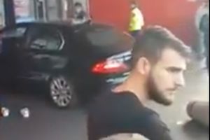 RUMUN (20) IZBO ČOVEKA, UKRAO KOLA, PA KRENUO DA GAZI: Pomahnitali mladić zakucao se autom u tržni centar! Povređeno 2 dece i 5 odraslih (VIDEO)