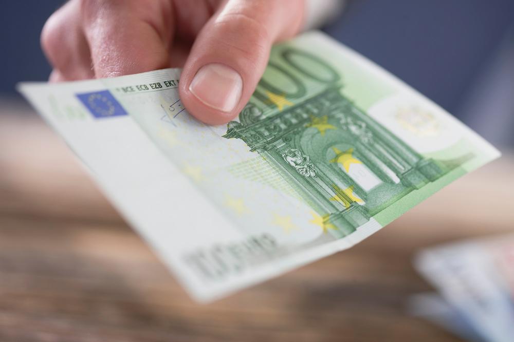 NEZNATNA PROMENA DINARA: Evro danas 117,57 po srednjem kursu