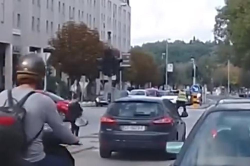 KOLIMA PROJURIO PORED SAOBRAĆAJCA I UMALO GA ODNEO: Snimak sa splitske raskrsnice šokirao region (VIDEO)