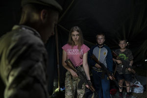 JEZIVO! UKRAJINCI UČE DECU  DA UBIJAJU RUSE: Mališane od 8 godina odveli u vojni logor i dali im automatske puške u ruke! (FOTO, VIDEO)