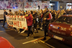 (VIDEO) VELIKI PROTEST PROTIV NARKODILERA: Stotine članova udruženja Sveti Sava na ulicama Aranđelovca zbog smti Sofije (15)
