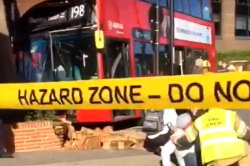 HOROR U LONDONSKOM AUTOBUSU NA SPRAT: U sudaru povređeno 20, devojčici (15) život visi o koncu! (VIDEO)
