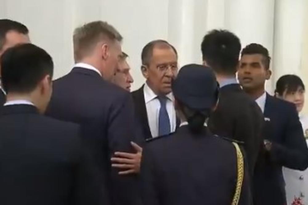 NI LAVROV NIJE JAČI OD PROTOKOLA: Ovaj nesporazum u Singapuru je mogao samo Putin da reši (VIDEO)