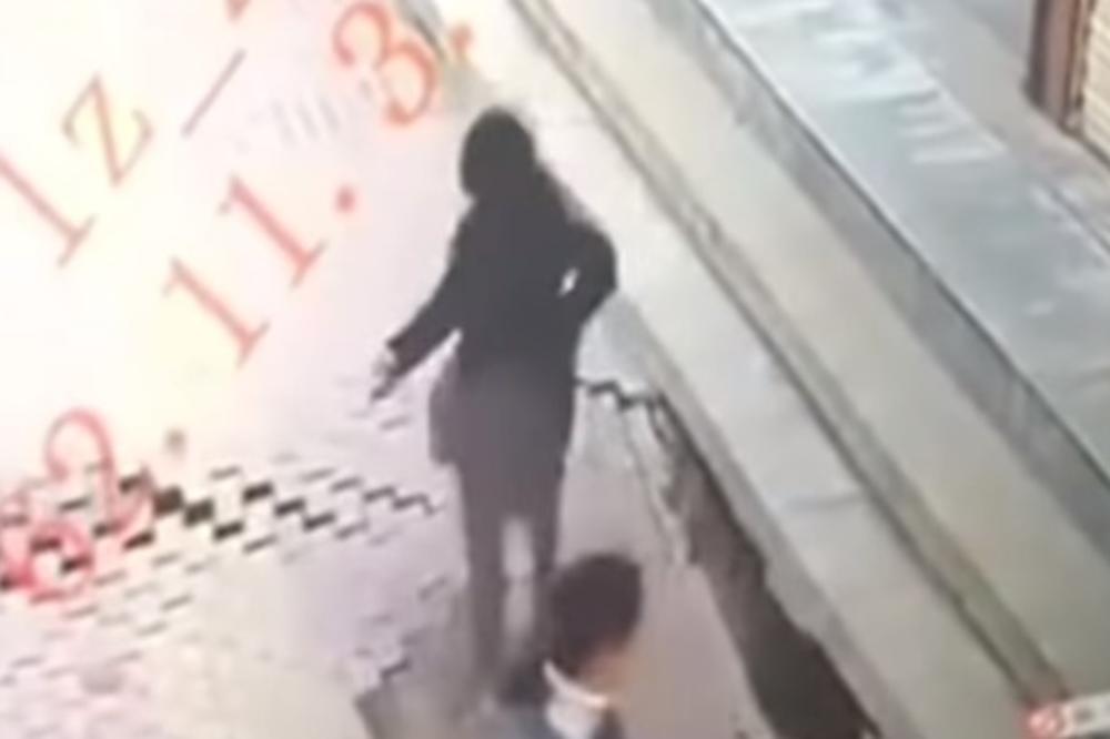 MIRNO JE ŠETALA TROTOAROM, KAD SE OTVORIO BEZDAN: Žena upala u rupu koja se iznenada pojavila u zemlji (VIDEO)