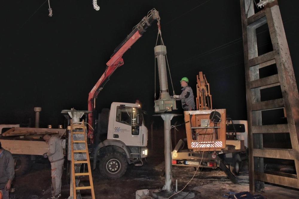 PODGORICA U MRAKU, GRAD U HAOSU: Delovi prestonice Crne Gore nemaju struju ni vodu, u trafostanici izbio požar tokom popravke (FOTO)