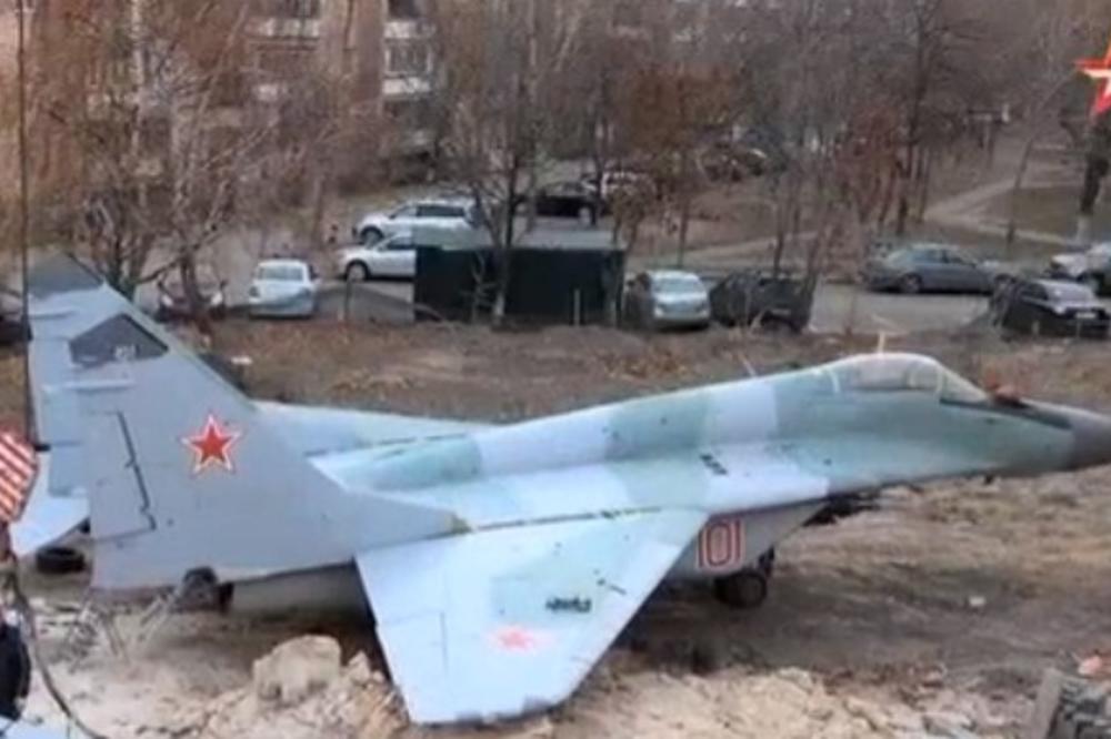 OVO MOŽE SAMO U RUSIJI: MiG-29 se provozao ulicama grada! Prolaznici u šoku! (VIDEO)