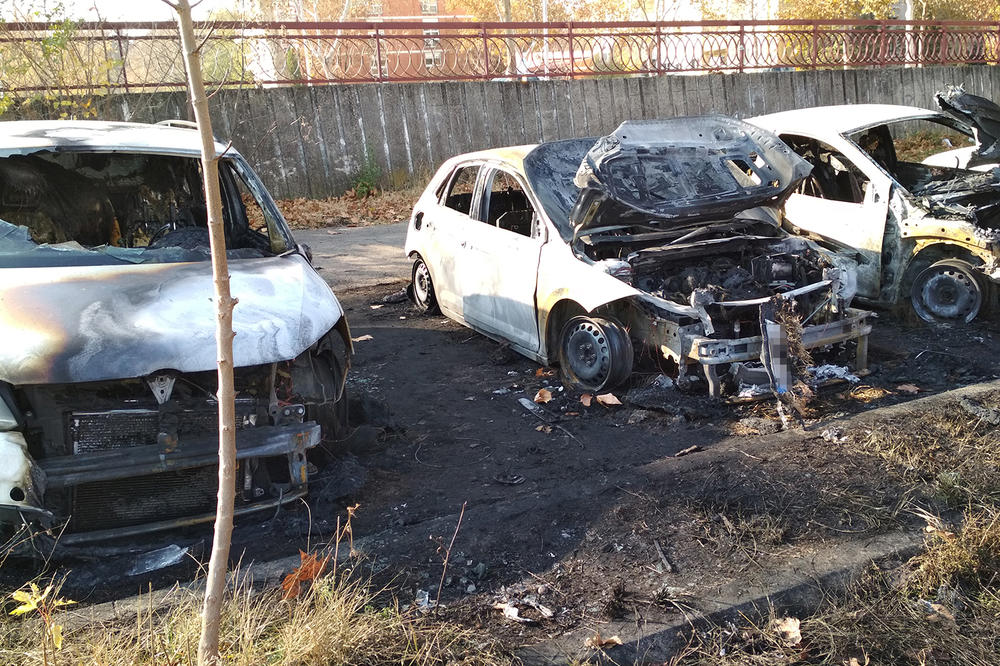 U NIŠU PONOVO GORELI AUTOMOBILI: Zapaljena tri vozila na parkingu (FOTO)